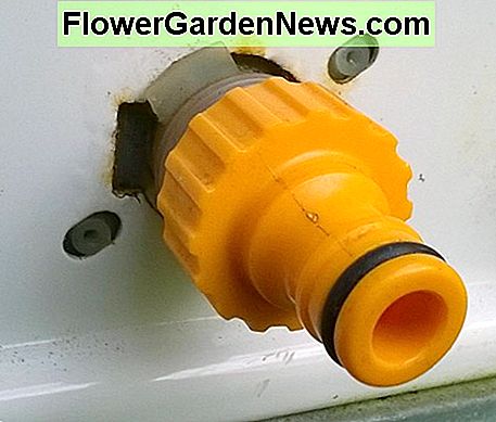 Ein Gartenhahnanschluss ermöglicht die Verwendung eines Schlauchs für die Waschmaschine. Sobald dieser aufgeschraubt ist, drücken Sie einfach den Schlauch auf A garden tap connector allows a hose to be used to feed the washing machine. Once this is screwed on, just push fit the hose