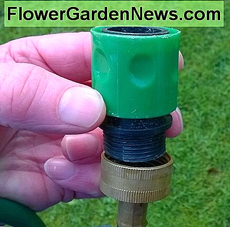 Ein Flachschlauch- und Spiralschlauchadapter zum Verbinden dieser Art von Schläuchen mit einem Steckfittingstecker. A flat hose and spiral hose adapter for connecting these type of hoses to a push fit tap connector.