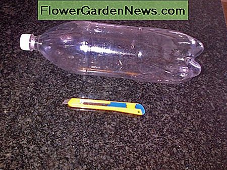 Sie benötigen eine 2-Liter-Trinkflasche; ein Bastelmesser und eine Schnur. You will need a 2 litre soda bottle; a craft knife and string.