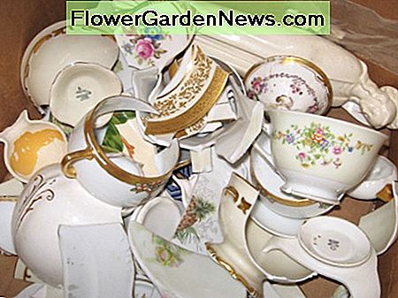 La porcelana rota y los platos se pueden rescatar para proyectos creativos de artesanía. Broken china and dishes can be salvaged for creative craft projects.