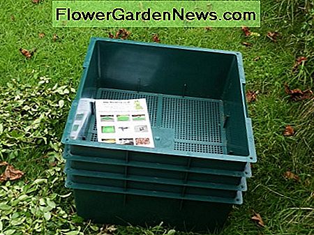 die zusätzlichen Wurmkompostierschalen, die noch nicht in Gebrauch sind the extra worm composting trays not yet in use