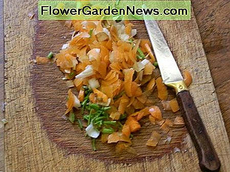 zerhackte Gemüseschalen chopped up vegetable peelings