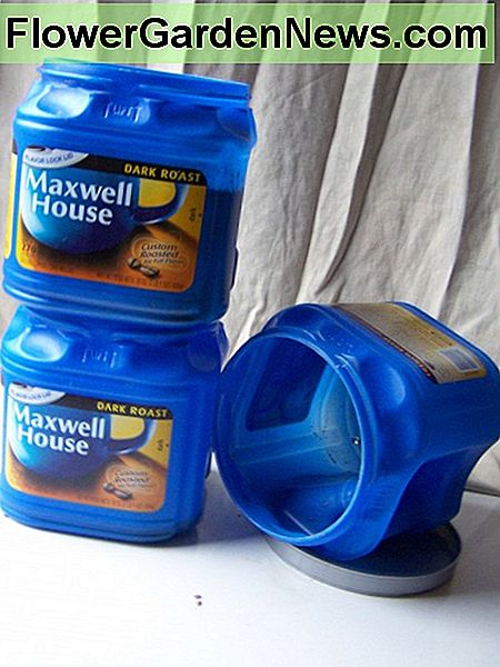 Drei Plastikkaffeebehälter. Three plastic coffee containers.