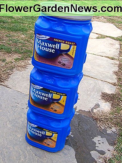 Mein gestapelter, durchlaufender Wurmkomposter mit drei Plastikkaffeedosen. My stacked, flow-through, worm composter made with three plastic coffee cans.