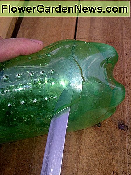 Iškirpkite skylę butelio apačioje, o ne didelė. Cutting the hole at the bottom of the bottle, not to large.
