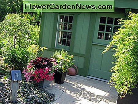 Dieses malerische Cottage bietet einen schönen Lager- und Arbeitsbereich für den Testgarten. This quaint cottage provides a beautiful storage and work space for the test garden.