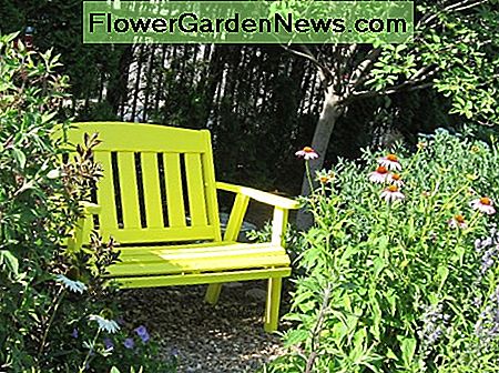 Ein hellgelber Stuhl verleiht der Wildblumenwiese des Testgartens einen Hauch von Farbe. A bright yellow chair adds a pop of color in the test garden's wildflower meadow.