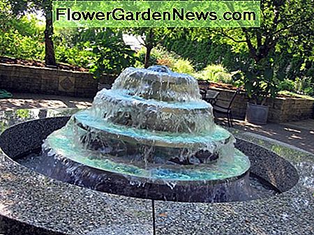 Der große formale Brunnen ist der Mittelpunkt des zentralen Platzes des Testzentrums. The large, formal fountain is the focal point of the test garden's central plaza.
