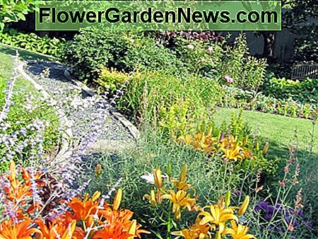 Ein Kiesweg ermöglicht den Besuchern den Zugang zu einem duftenden Testgartenbeet. A gravel path allows visitors access to a fragrant test garden flower bed.