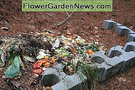 Mein Komposthaufen ist sehr einfach und umrahmt von Mauerwerk aus meinem Hausbau. My compost pile is very simple and outlined with masonry blocks left over from my house construction.
