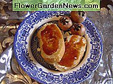 Mispelkaas en fruit Medlar cheese and fruit