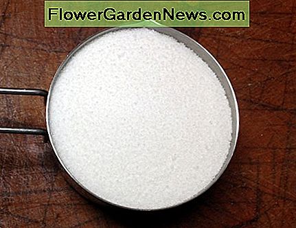 Adăugați o jumătate de cană de zahăr în cratița dvs. Add one half cup of sugar to your saucepan