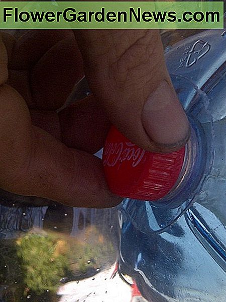 Su plovikliu ir dangteliu uždėkite 2 L buteliuką į 10 L buteliuko viršų. With the washer and cap, secure the 2 L bottle to the top of the 10 L bottle.