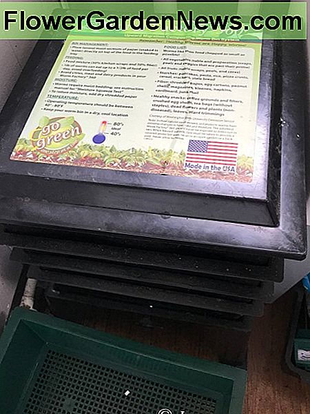 Het Worm Factory 360 multi-tray vermicompostingsysteem, dat in mijn wasruimte wordt bewaard. The Worm Factory 360 multi-tray vermicomposting system, which is kept in my laundry room.