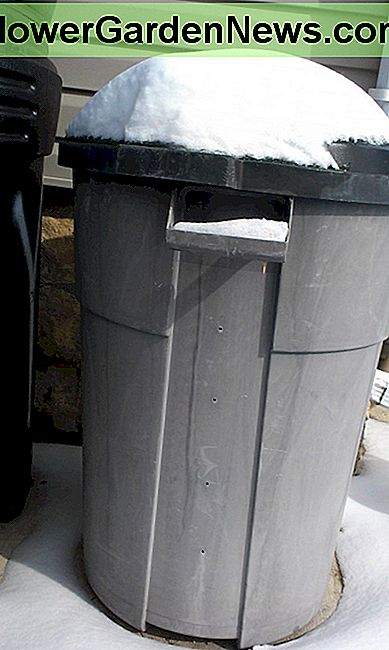 Mein hauseigener Kompostbehälter aus einer Mülltonne mit Verschlussdeckel. My homemade compost bin made out of a garbage can with a locking lid.