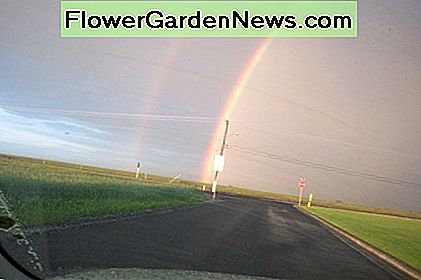 Ein späte Frühlingssturm zieht über cropland.leaving einen doppelten Regenbogen in seinem Kielwasser nahe Othello, Washington A late spring storm passes over cropland.leaving a double rainbow in its wake near Othello, Washington