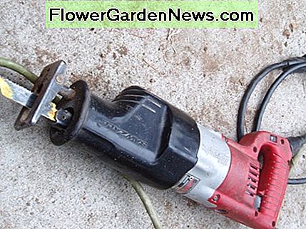Diese Säge kann alles durchschneiden, wurde mir gesagt. Bei den Kupferrohren, die wir verwendeten, hat es sicherlich gut funktioniert. This saw can cut through anything, I was told. It certainly worked well for the copper pipes we used.