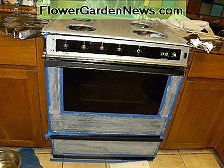 Dieses Bild zeigt den Ofen mit dem Malerband noch an Ort und Stelle. This picture shows the stove with the painters tape still in place.