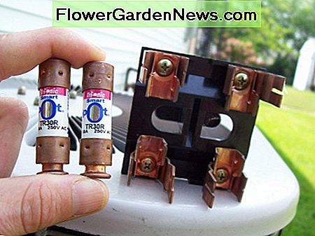 Her ser du håndtaget fjernes, og sikringerne er trukket ud. Here, you see the handle is removed and the fuses have been pulled out.