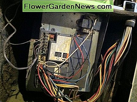 Oven Circuit Board, waar LED en zekering zich bevinden. Furnace Circuit Board where LED and fuse are located.
