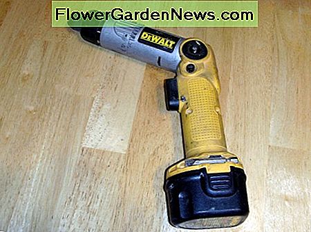 Een goed gebruikte draadloze schroevendraaier. Ze zijn geweldig voor het gebruik van aandrijfschroeven. A well used cordless screwdriver. They're great for light duty use driving screws.