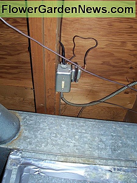 En omskifter, der er monteret i loftet i nærheden af ovnen. Din skiftekontakt kan være på ovnen, eller det kan være nødvendigt at slukke for apparatet på afbryderpanelet. A toggle switch that has been mounted in the ceiling near the furnace. Your toggle switch may be on the furnace, or you may have to shut off the unit at the circuit-breaker panel.