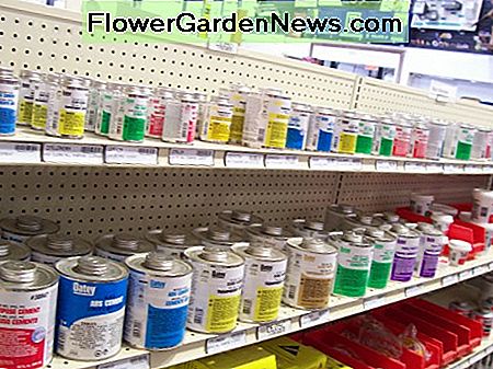 Der er mange forskellige PVC-lim tilgængelige. Til denne opgave skal du bare være sikker på at limen er god til brug på PVC. There are a lot of different PVC glues available. For this task, just be sure the glue is good for use on PVC.