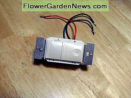 En felles bevegelsessensorbryter. Svart, rĂžd og grĂžnn ledninger uten nĂžytrale ledninger kreves. A common motion sensor switch. Black, red and green wires with no neutral wire required.