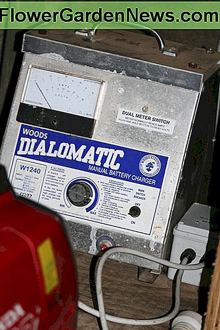 Jeg bruger min generator til at opkræve ekstra gebyr til mine dybcelleoplagringsbatterier, såvel som direkte strømforsyning til mit hus. I use my generator to provide additional charge to my deep cell storage batteries, as well as directly powering my house.