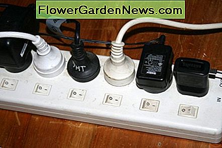 Den mest enkle type strømkort til distribution af strøm fra en generator. Kør strøm indendørs via kraftig forlængerledning, og tænd og sluk apparaterne individuelt. (Mærk dem om nødvendigt.) The most simple type of power board for distributing power from a generator. Run power indoors via heavy duty extension cord, then turn appliances on and off individually. (Label them if necessary.)