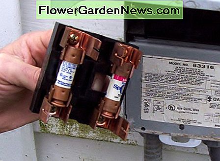 Denne frakoblingen har sikringer på den. La oss ikke glemme hvor disse er. De er enkle å erstatte. This disconnect has the fuses on it. Let's not forget where these are. Those are easy to replace.