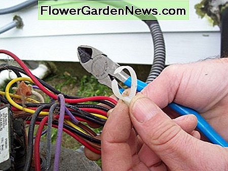Med ledningen slipset, vil jeg kunne mate den ekstra linjen mot viften, slik at jeg kan sette den på bakken eller annen stabil overflate uten å koble den fra. With the wire tie cut, I will be able to feed the extra line toward the fan so I can set it on the ground or other stable surface without disconnecting it.