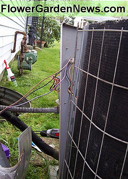 Det er forskjellige måter å oppnå den slakk du trenger. Bare vær sikker på at ledningene ikke gni på skarpe kanter som jeg har her. There are different ways to obtain the slack you need. Just be sure the wires aren't rubbing on sharp edges as I have here.