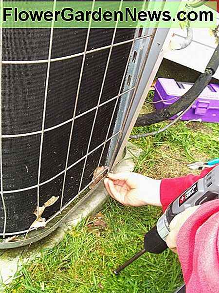 Fjern boltene nederst på buret. Remove the bolts at the bottom of the cage.
