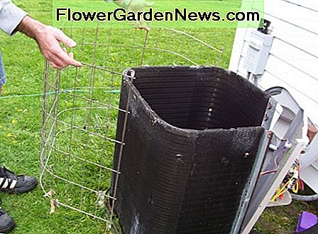 Buret kommer ganske lett ut, men bruk omsorg. The cage will come off rather easily but do use care.