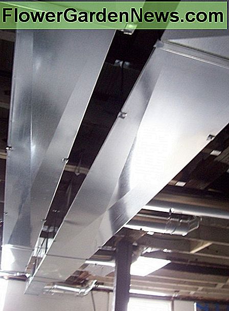 Dies sind die Hauptleitungen, die Luft zuführen und Luft aus den Räumen in Ihrem Haus zurückholen. These are the main trunk lines that feed air to and take air back from the rooms in your home.