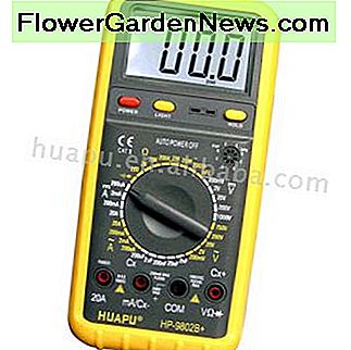 Digital-Multimeter, nach Widerstandseinstellungen oder OHMS-Symbol suchen Digital multimeter, look for resistance settings or OHMS symbol