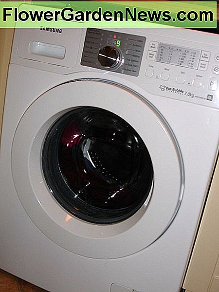 Noch eine Einstellung unserer neuen Waschmaschine. Der Punkt ist, Ihnen zu zeigen, dass wir echte Besitzer und Nutzer des Samsung-Modells sind. One more shot of our new washing machine. The point being to show you that we are genuine owners and users of the Samsung model.