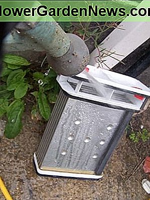 Ich ziehe es vor, meins draußen zu reinigen, weil es einfacher ist. Führen Sie Wasser durch alle Seiten der Einheit, bis keine Flusen mehr herauskommen I prefer to clean mine outside because it's easier. Run water through all sides of the unit until no more lint comes out