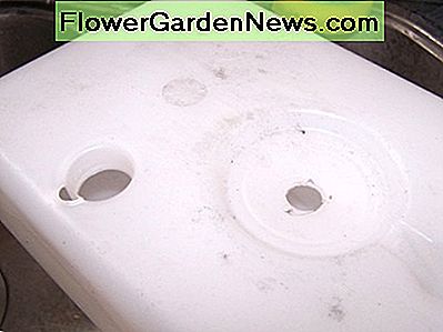 Drehen Sie es um, so dass die Löcher umgedreht werden und die Kammer leer ist Flip it upside down so the holes are inverted and empty the chamber