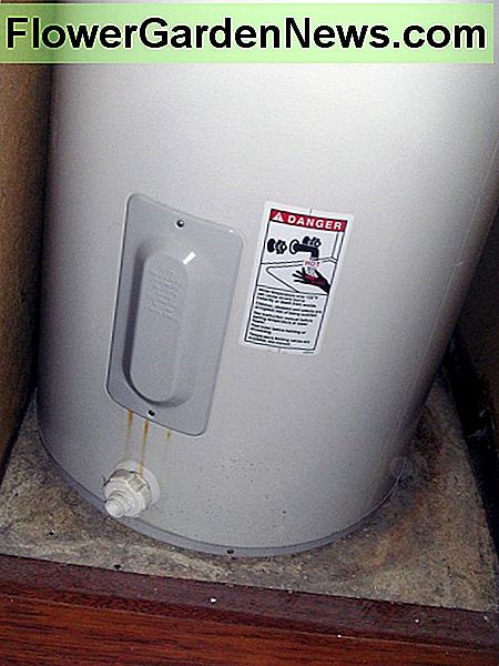 Ablassventil an der Unterseite des Warmwasserbereiters. Eine seitliche Abdeckplatte für Heizelemente ist ebenfalls gezeigt. Drain valve on the bottom of the water heater. One side cover plate for heating elements is also shown.