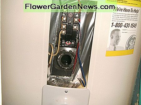 Varmeelementet er fjernet, hvilket efterlader et hul og to ledninger bagved. The heating element has been removed, leaving a hole and two wires behind.