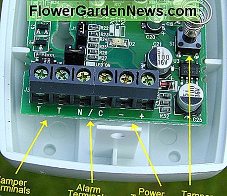 Denne PIR-sensor har 3 par terminaler. Alarmkontakter er normalt lukket (n / c) og er åben ved aktivering. Tændkontakterne er n / c og åbne, når låget fjernes. This PIR sensor has 3 pairs of terminals. Alarm contacts are normally closed (n/c) and open on activation .Tamper contacts are n/c and open when lid is removed.