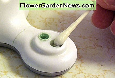 Gebruik een vochtig wattenstaafje of een extra tandenborstel om alle zeep van de sensor te verwijderen. Duw niet te hard, maar zorg ervoor dat je alle zeep verwijdert. Use a moist cotton swab or spare toothbrush to clean any soap off of the sensor. Do not push too hard but be sure to remove all of the soap.