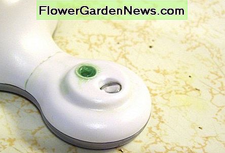 De sensor is nu schoon en het Lysol No-Touch-systeem zou goed moeten werken. Het is een goed idee om ook gedroogde zeep te verwijderen. The sensor is now clean and the Lysol No-Touch system should work properly. It is a good idea to also clean off any dried soap.