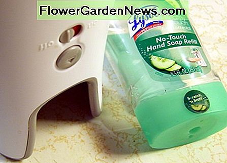Schakel eerst de automatische zeepdispenser uit en gebruik de uitwerpknop om de zeepcontainer te verwijderen. De Lysol No-Touch kan ondersteboven worden gehouden voor reiniging. First, turn the automatic soap dispenser off and use the eject button to remove the soap container. The Lysol No-Touch can be stood upside down for cleaning.