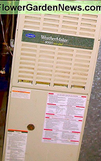 Dette er en standard tvungen luft, 80% effektiv ovn med noen klokker og fløyter inni. This is a standard forced air, 80% efficient furnace with a few bells and whistles inside.