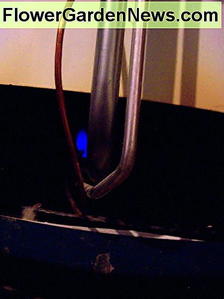 Die Kupferleitung, die Sie hier auf diesem Foto sehen, führt zum Thermoelement und der Aluminiumschlauch führt zu der Öffnung, wo Sie Ihr Feuerzeug platzieren. Die 2 kommen in der Kammer zusammen. The copper line you see here in this photo leads to the thermocouple and the aluminum tubing leads to the orifice where you'll place your lighter. The 2 come together inside the chamber.