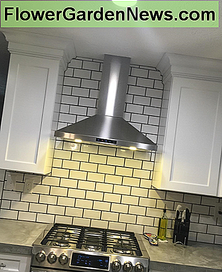 Virtuvių vonios kolekcija STL75 įrengta namuose. The kitchen bath collection STL75 installed in a home.