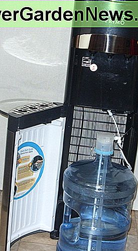 Vandens butelis tinka dugne, o vanduo išdžiovinamas iki viršaus. The water bottle fits inside on the bottom and water is siphoned up to the top for dispensing.